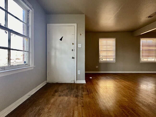 Building Photo - Cozy 1/1 with Private Yard, Close to TTU