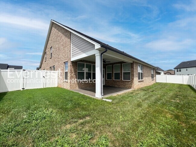 Building Photo - 3 Bed/2 Bath Home with Garage / Pet-Friendly / Available Now!