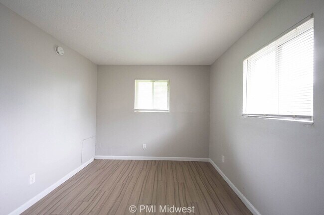 Building Photo - 2248 N Leland Ave