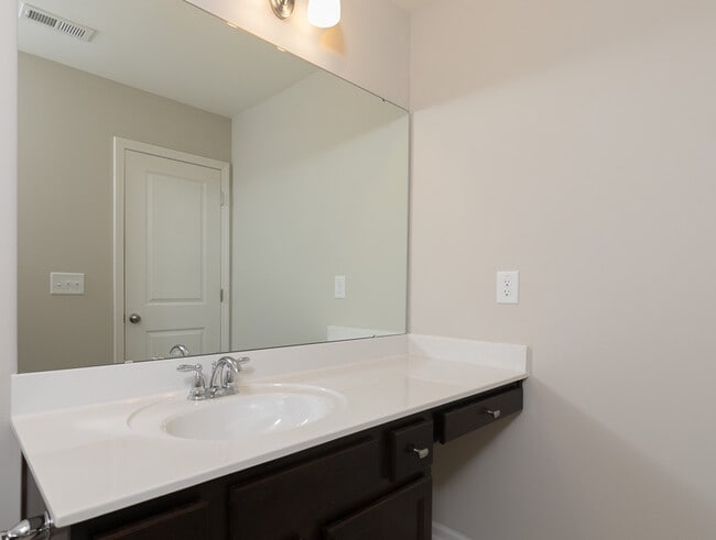 Building Photo - Gorgeous End-Unit Townhome with Spacious Layout!