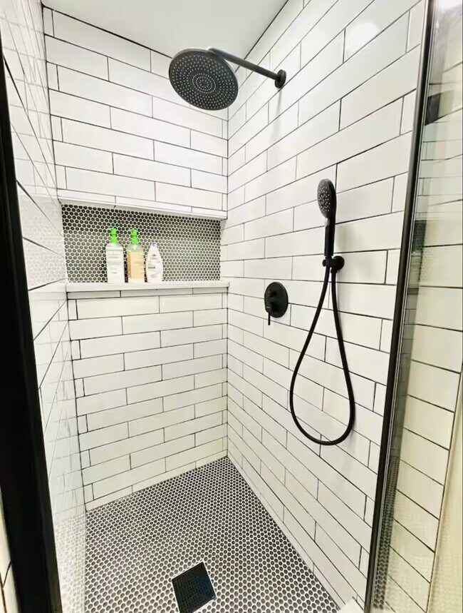 Building Photo - 3007 Willowbend Rd