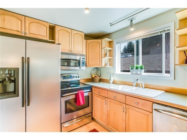 Building Photo - Beautiful 2 Bed 1.5 Bath in Sought After Woodridge, Bellevue.