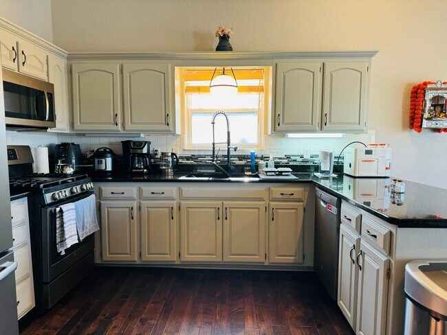 Building Photo - 5912 NE Turquoise Dr