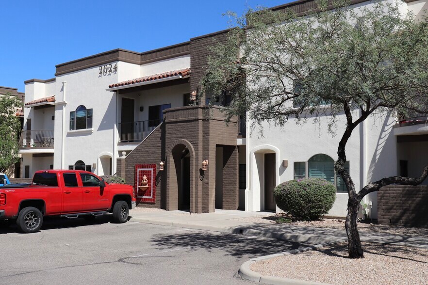 Building Photo - 2024 E River Rd