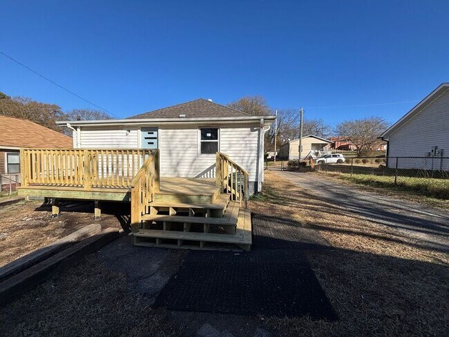 Building Photo - 603 Apple St