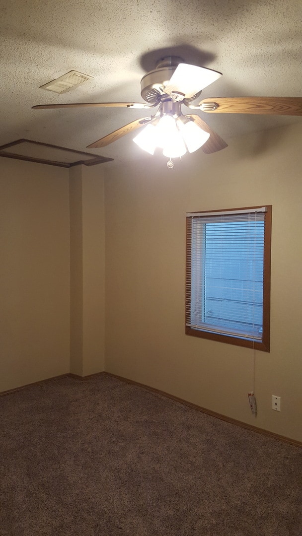 Building Photo - COZY & QUAINT 2 BD, 1 BA HOUSE WITH WALK O...
