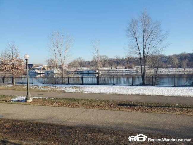 Building Photo - 2 Bedroom, 4 Bath Townhouse in a Great Riv...