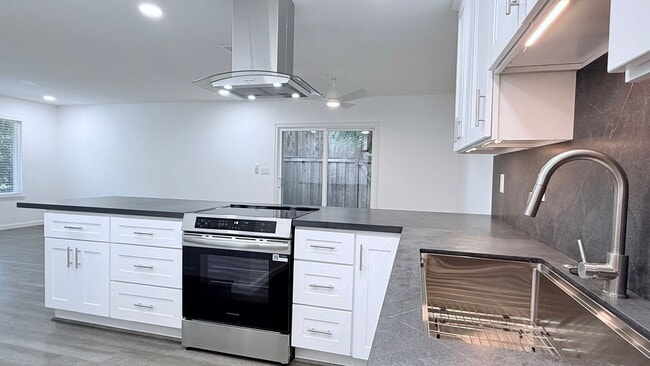 Building Photo - NEWLY RENOVATED---- 2BD/1BA, End Unit TH in Twin Creeks Garden, San Ramon- Available Now!