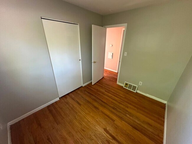 Building Photo - Awesome Eastpointe Ranch with finished basement