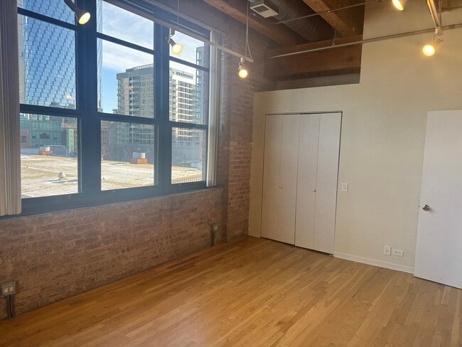 Building Photo - 14 N Peoria St