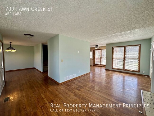 Building Photo - Very Spacious, Pet Friendly, 4 Bedroom 4 B...