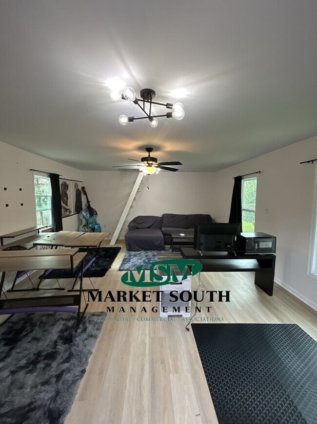 Building Photo - **APPLICATION PENDING!** Fully Furnished H...