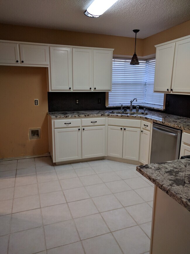 Building Photo - 2024 Greenview Dr