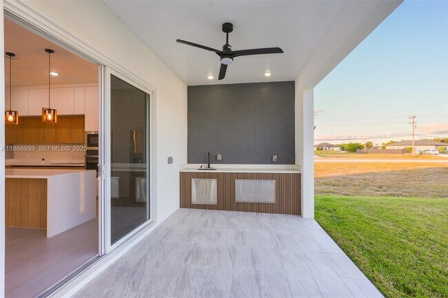 Building Photo - 5 SW 26th Pl