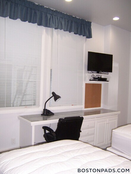 Building Photo - 188 Maverick St