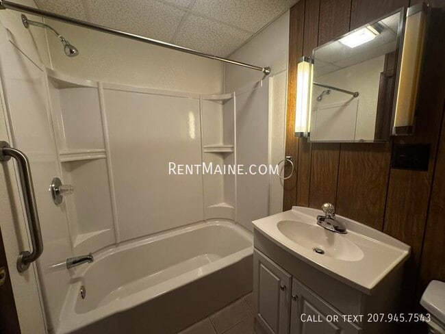 Building Photo - 282 Main St