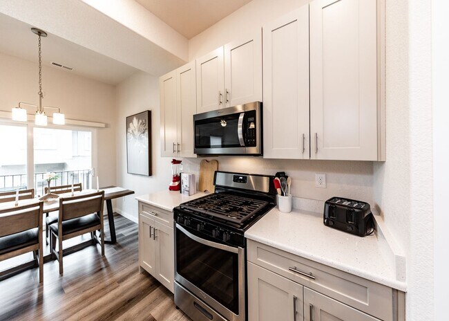 Building Photo - Fully Furnished 3 Bedroom 2.5 Bath Luxury Townhome by Garden of the Gods