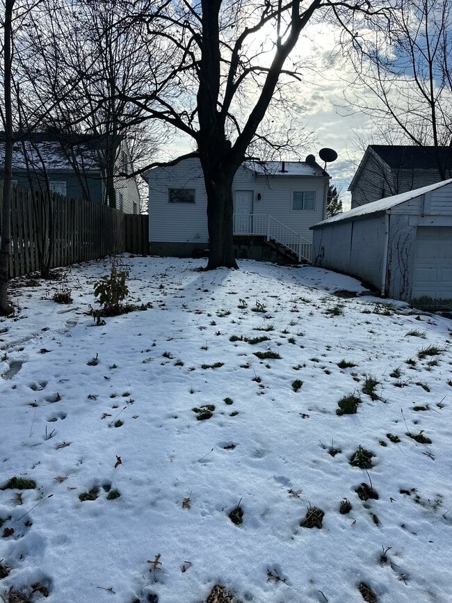 Building Photo - 809 Lakewood Blvd