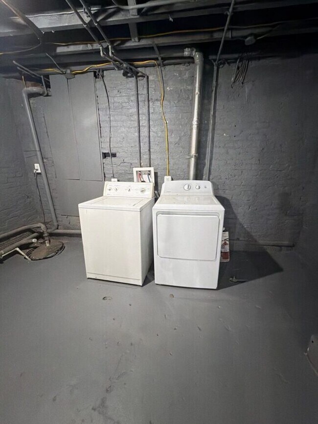 Building Photo - 3 bedrooms with parking