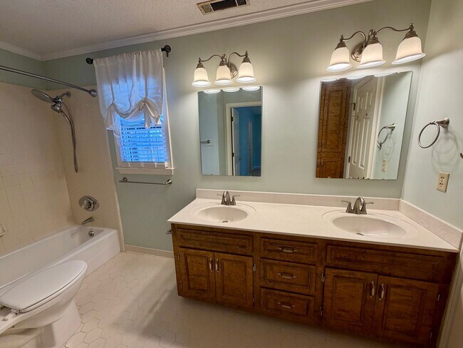 Building Photo - Fabulous Home Near Alice Drive!