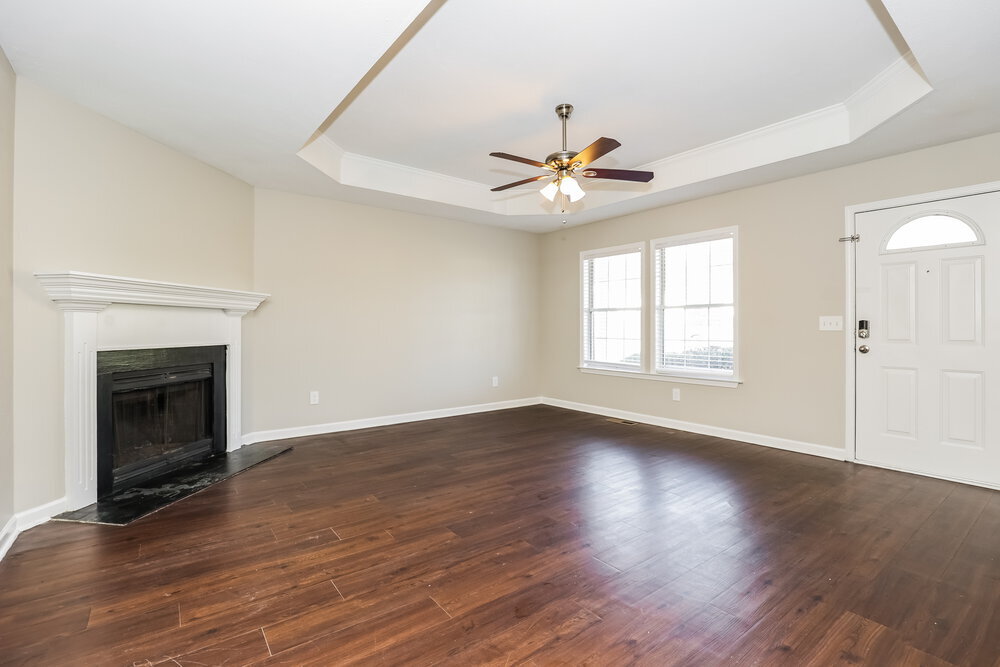 Building Photo - 610 E Lake Cove