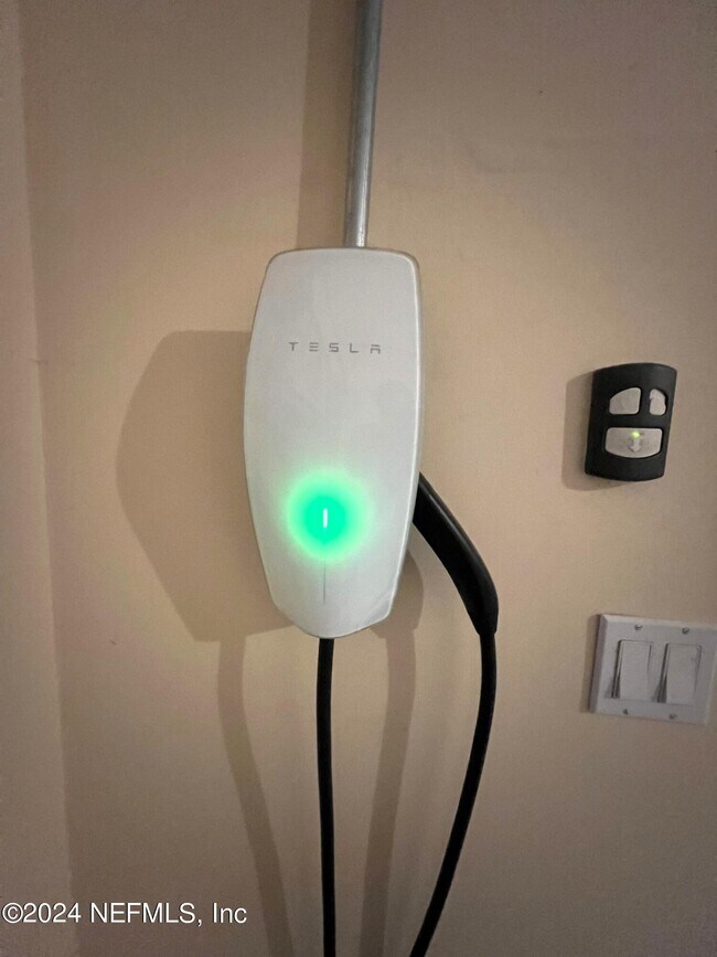 Building Photo - 4462 Ellipse Dr