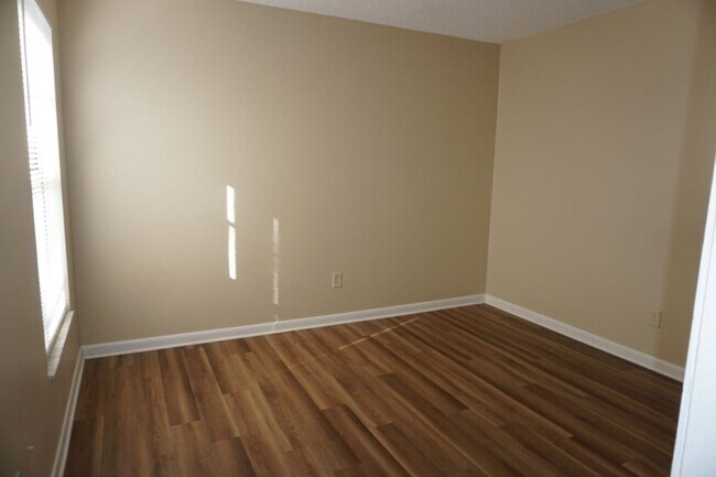 Building Photo - 2 Bedroom 2 Bathroom Townhome near NAS Jax