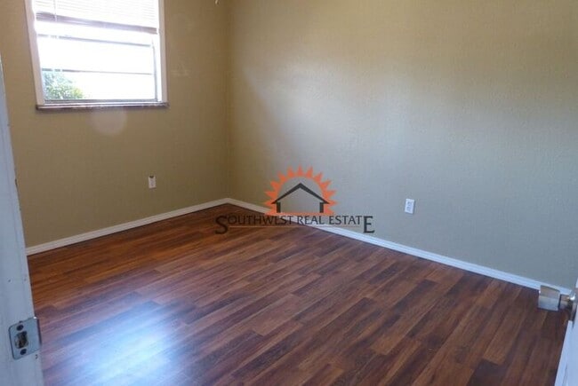 Building Photo - Cozy two bedrooms one bathroom apartment w...
