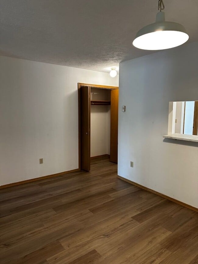 Building Photo - Fresh Paint and New Flooring!   Great loca...