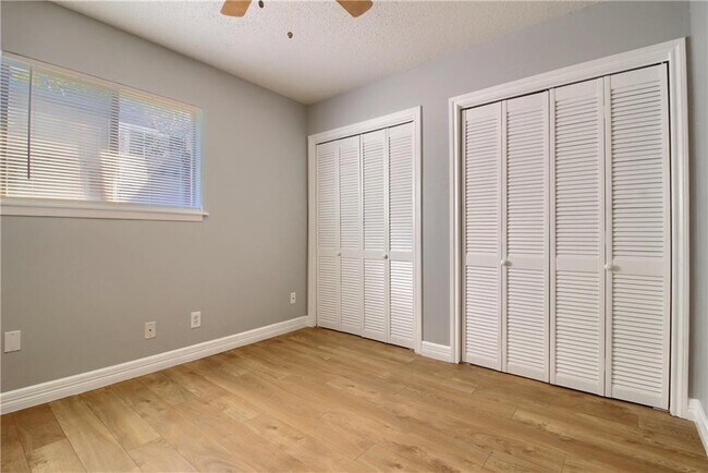 Building Photo - 2122 Hancock Dr
