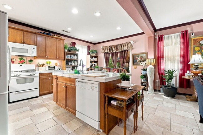 Building Photo - Spacious 4-Bedroom Home in Lancaster
