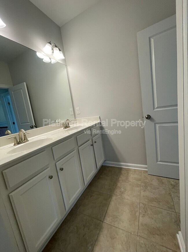 Building Photo - 1825 Dahlia Dr