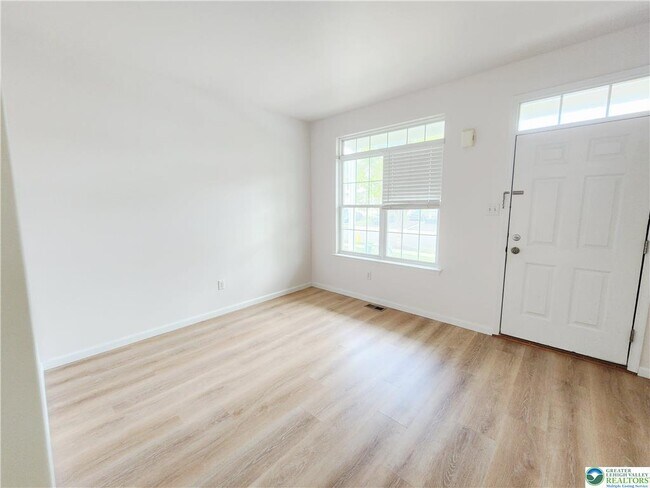 Building Photo - 937 King Way