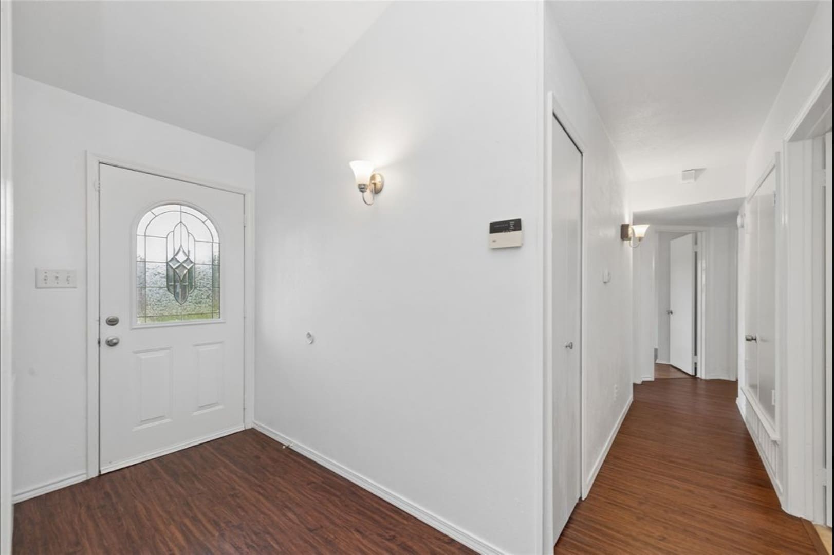 Front entrance and hallway - 543 Guadalupe Dr