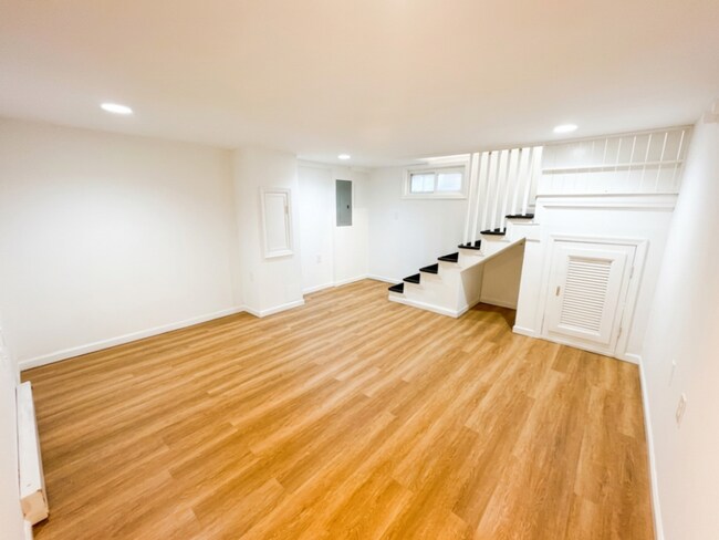 Building Photo - 209 4th Ave