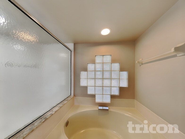 Building Photo - 250 Parkview Dr