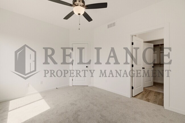 Building Photo - 5263 N Pinecrest Ct