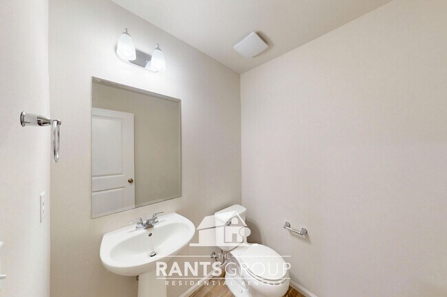 Building Photo - Great Location! Easy JBLM Commute!