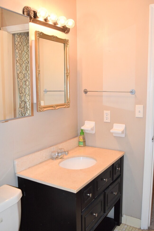 Building Photo - 2105 Hobson Ct