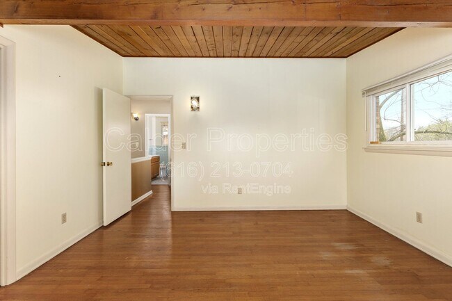 Building Photo - 841 Houseman Ave NE