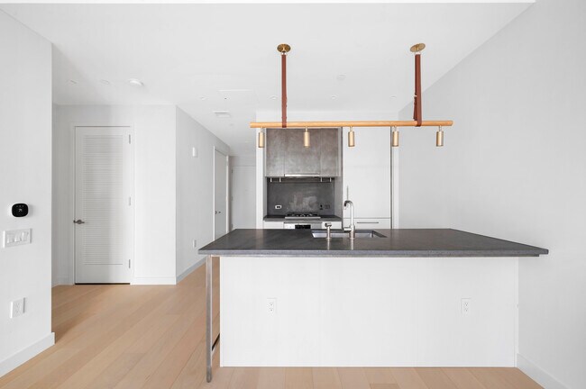 Building Photo - 11 Hoyt St