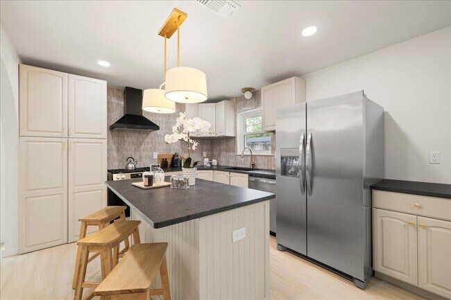 Building Photo - 403 Cheyenne Cir
