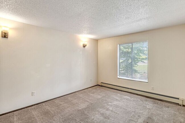 Building Photo - Easy Living Starts Here | 2 Bedroom Lakeside Condo
