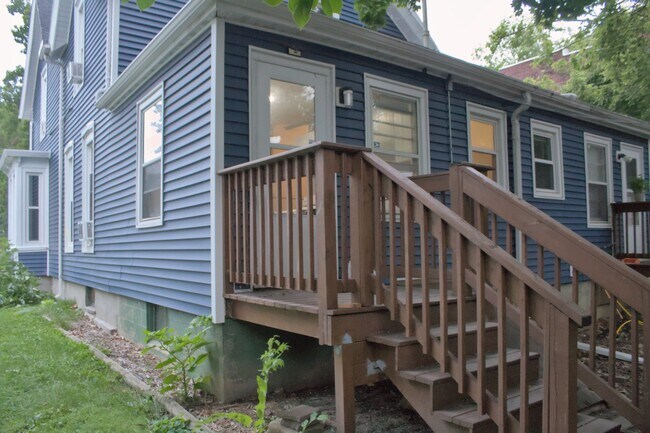 Building Photo - 304 W Columbia Ave