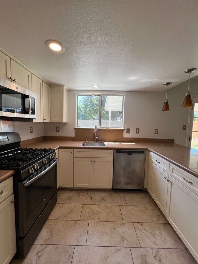 Building Photo - 7501 Canyon Clover Dr