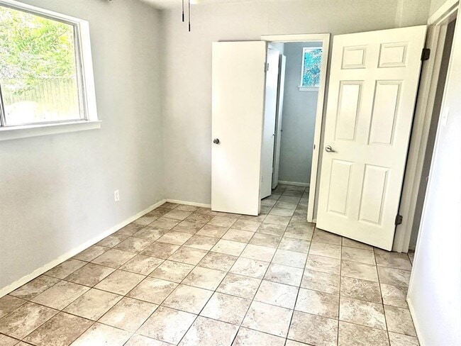 Building Photo - 501 Bellmar Ln
