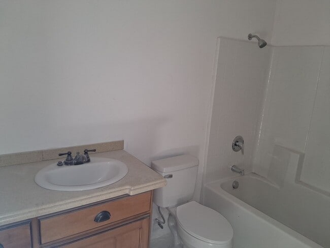 Building Photo - 4 bed, 2 bath, oversize 3 car garage for tradesmen, extra storage. tool trailers