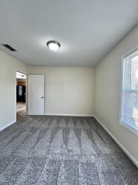Building Photo - "Charming 2-Bedroom Retreat with 912 Sq Ft of Cozy Living in Oak Grove!"