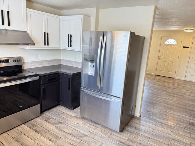 Building Photo - Updated 3-bedroom 1.5 bath duplex in Eugene!
