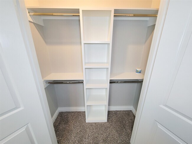 Building Photo - 216 W Live Oak St